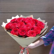 Красные розы в крафте