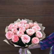 Роза розовая в крафте 19 шт