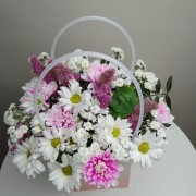 Цветы в коробке с ромашками