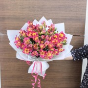 Яркая альстромерия в белой упаковке